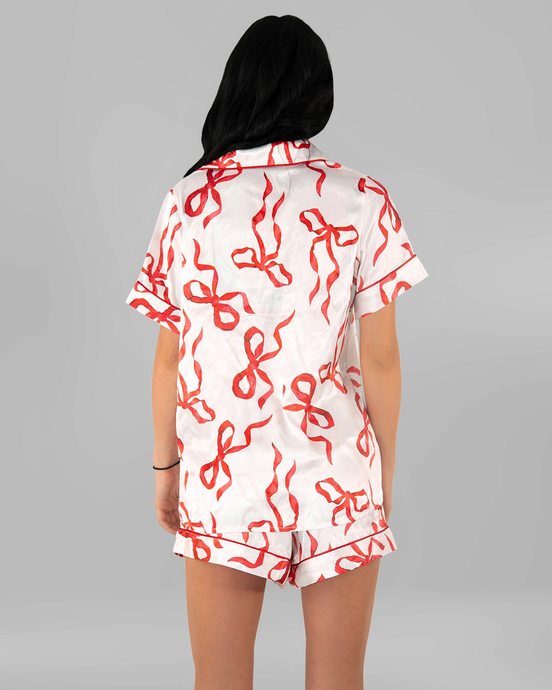 DLV00452_1 Комплект Къса Сатенена Пижама – Бяла с Червени Панделки – „Pretty“