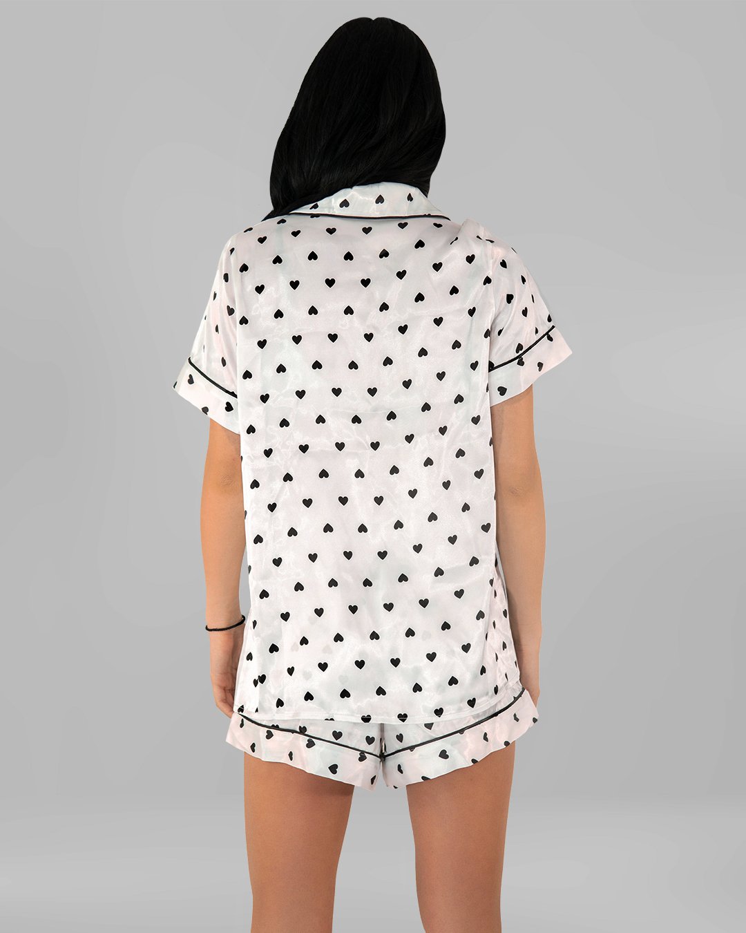 Комплект Къса Сатенена Пижама – Бяла с Черни Сърчица – „In Love“