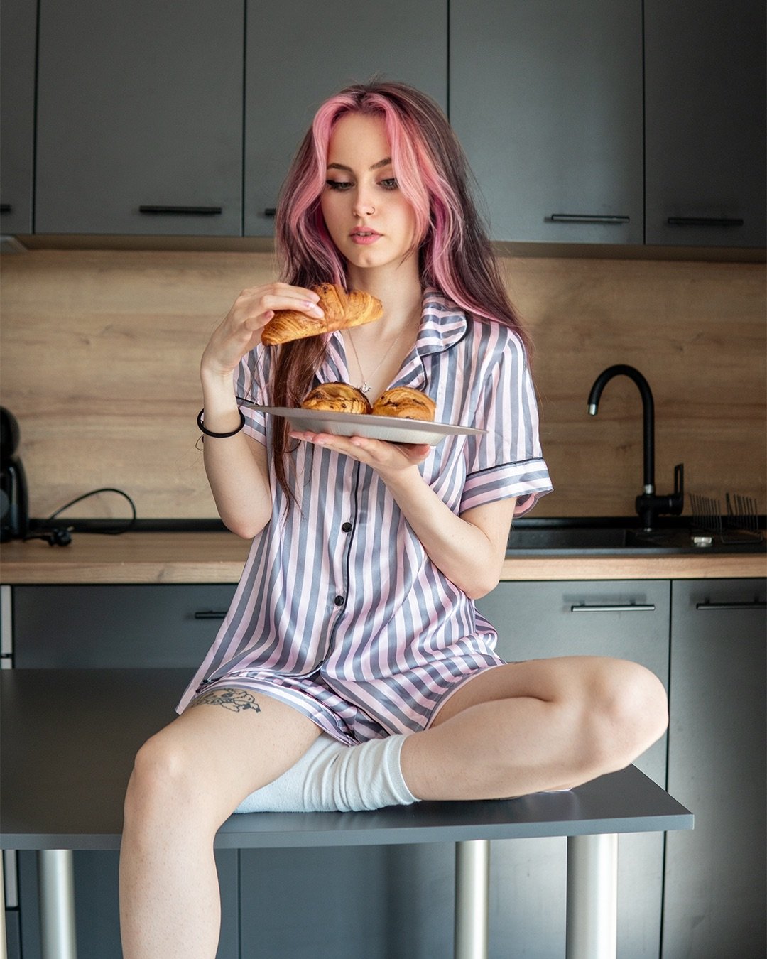 Комплект Къса Сатенена Пижама – Сиво-Розово Райе – „Sweet Candy“