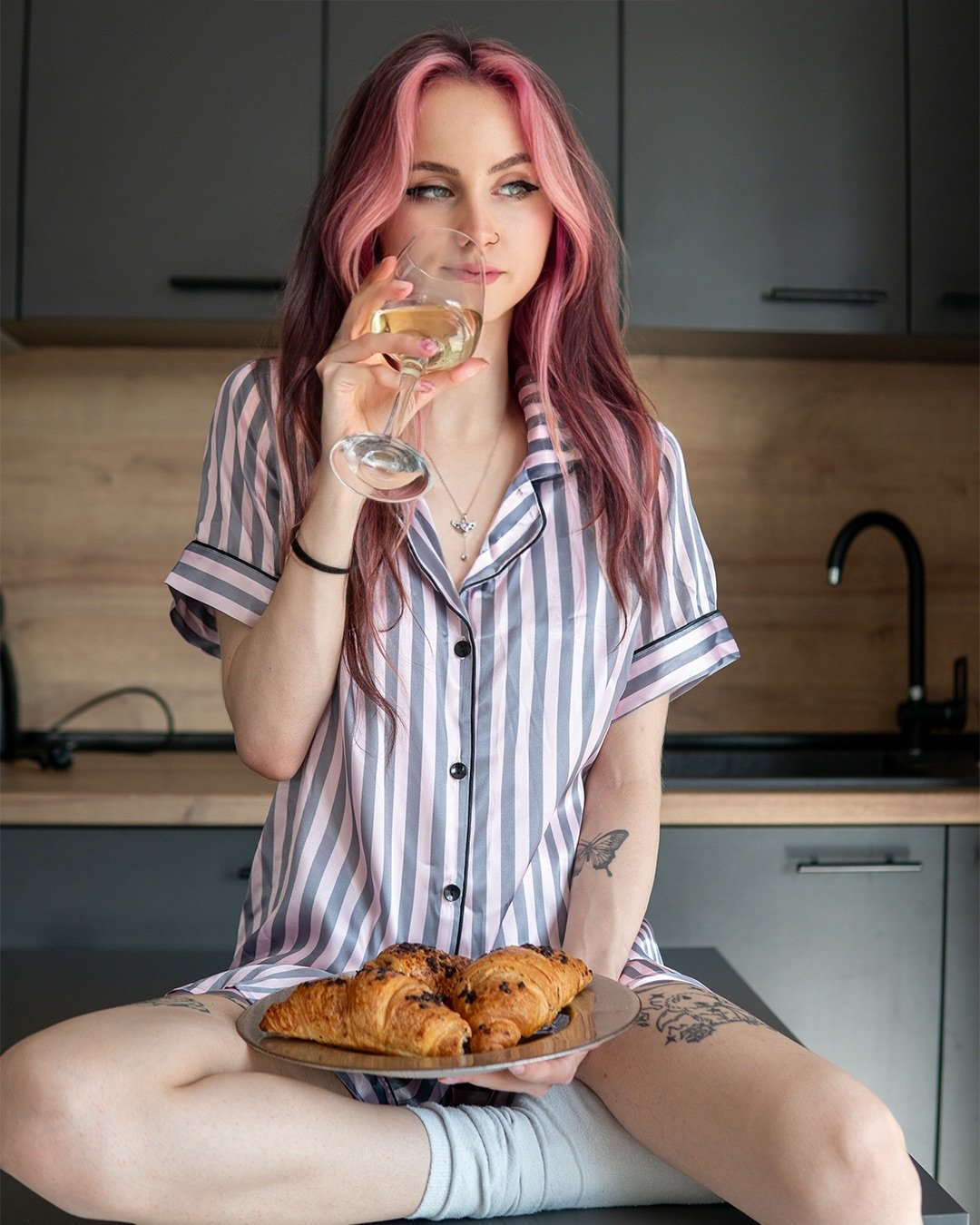 Комплект Къса Сатенена Пижама – Сиво-Розово Райе – „Sweet Candy“